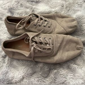 Men’s casual lace-up tennis shoe size: 8.5 TOMS